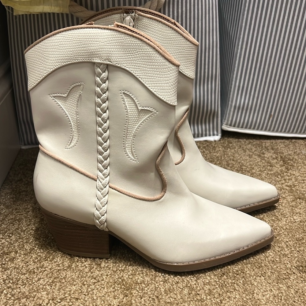 Women’s Cream Western Boot